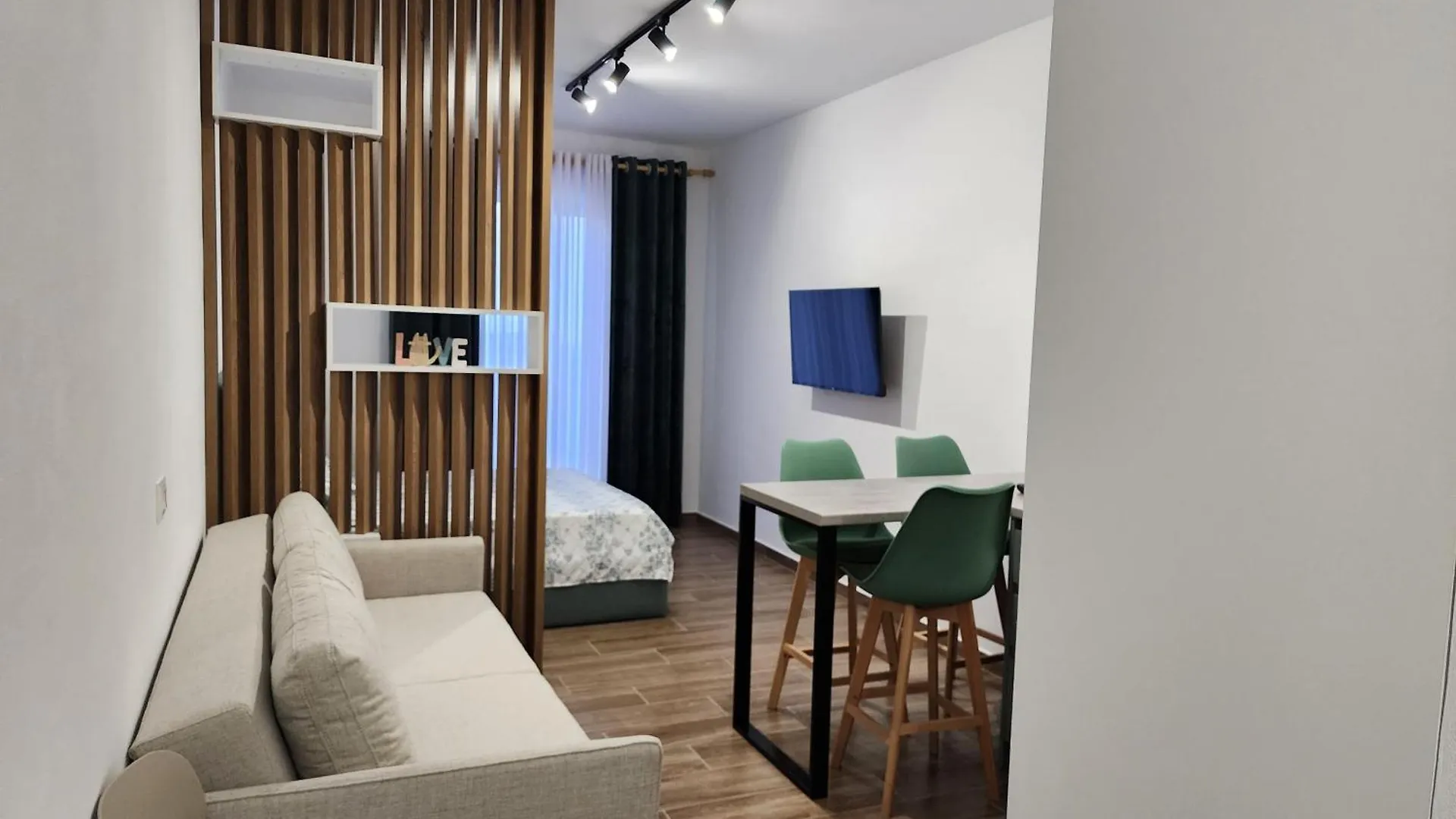 Bright Apartment Steps From The Shore Qerret
